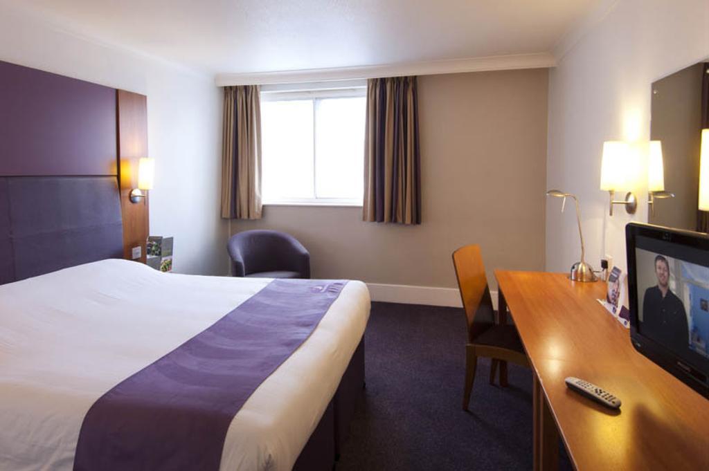 Premier Inn London Hampstead Room photo